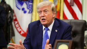Trump firma órdenes ejecutivas para restringir ciudadanía por nacimiento y turismo de nacimiento