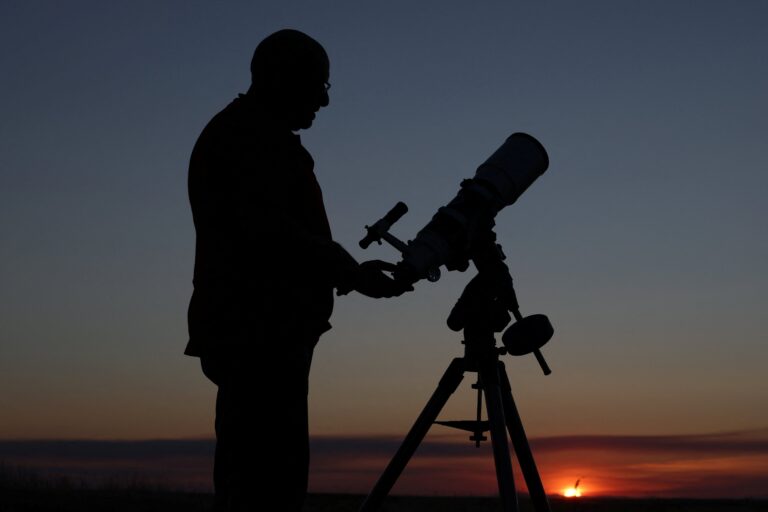¿Cuándo es seguro mirar el eclipse solar sin gafas especiales?