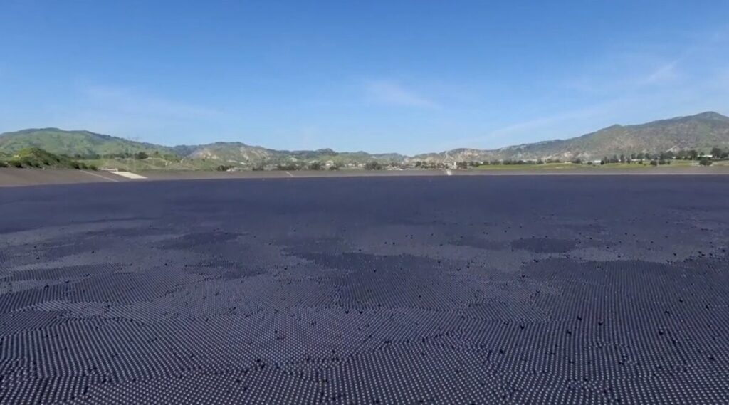 Diez años de las esferas negras en el embalse de Los Ángeles: cómo resolvieron el doble problema del agua