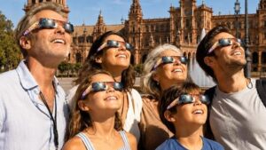 Guía para usar gafas de eclipse con lentes graduadas durante el eclipse solar del 12 de agosto