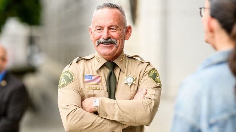 Sheriff de California desafía orden judicial y retiene 650,000 boletas electorales