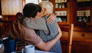 Por qué las personas mayores regalan sus objetos personales y qué buscan con ello