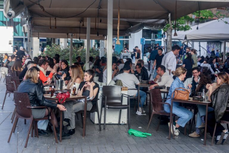 España prohíbe los sobres monodosis de plástico en bares y restaurantes desde el 12 de agosto