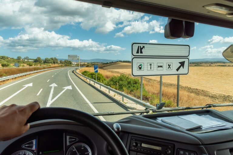 Cómo identificar si una gasolinera está en la autopista o requiere desvío: clave en las señales