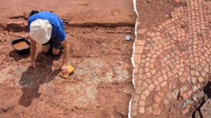 Descubren en Reino Unido una extensa villa romana con un mosaico policromado único