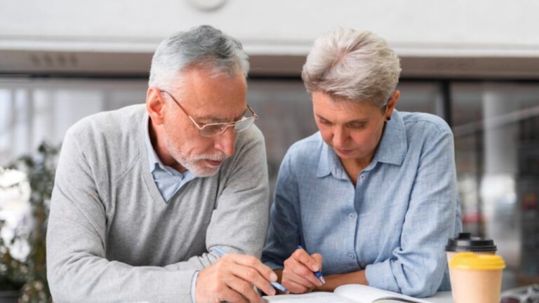Pareja de jubilados viaja cuatro veces al año gracias al home sitting y ahorra miles de euros