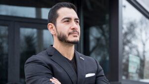 Estudio revela ausencia de noticias negativas sobre Abdul El-Sayed en Apple News y Google News