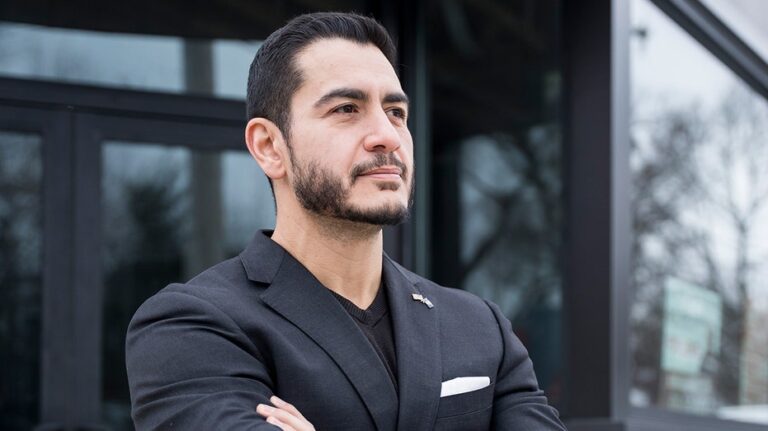 Estudio revela ausencia de noticias negativas sobre Abdul El-Sayed en Apple News y Google News