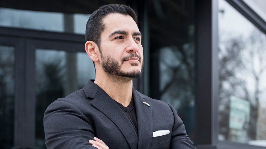 Estudio revela ausencia de noticias negativas sobre Abdul El-Sayed en Apple News y Google News