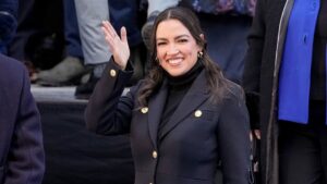 Alexandria Ocasio-Cortez minimiza sus declaraciones pasadas sobre desfinanciar a la policía y atribuye el momento a una etapa ‘loca’