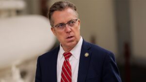 Millonaria inversión contra el congresista Andy Ogles en primaria republicana de Tennessee