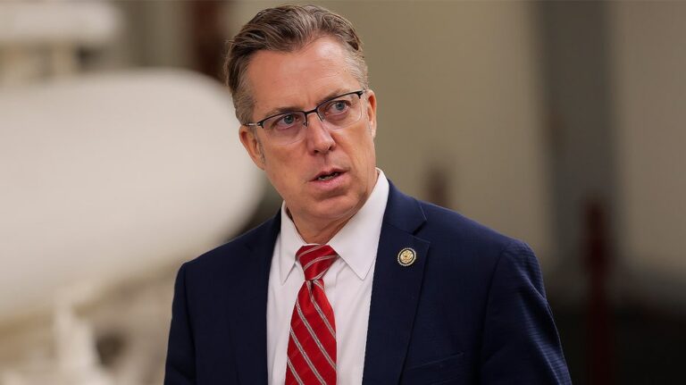 Millonaria inversión contra el congresista Andy Ogles en primaria republicana de Tennessee