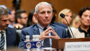 Senado evalúa si Dr. Fauci usó correctamente la cláusula del Quinto en audiencia reciente