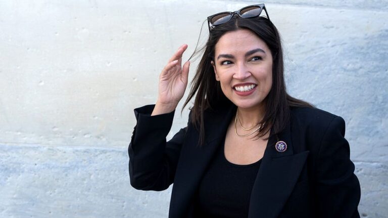 Alexandria Ocasio-Cortez congela sus óvulos a los 36 y cuestiona la postergación de la maternidad