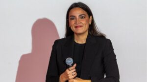 Alexandria Ocasio-Cortez minimiza el ‘woke’ radical y genera críticas conservadoras