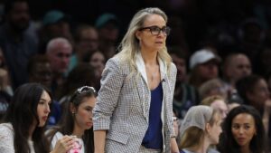 Becky Hammon reserva a tres titulares de Las Vegas Aces en gesto contra programación ajustada de la WNBA