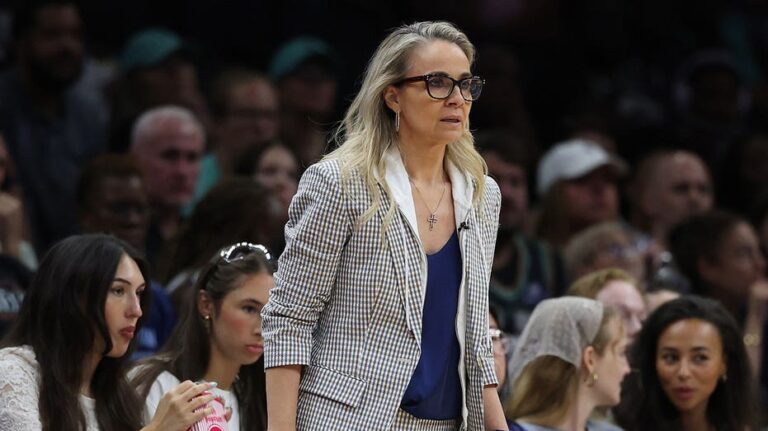 Becky Hammon reserva a tres titulares de Las Vegas Aces en gesto contra programación ajustada de la WNBA