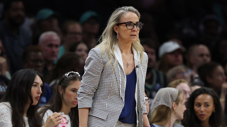 Becky Hammon reserva a tres titulares de Las Vegas Aces en gesto contra programación ajustada de la WNBA