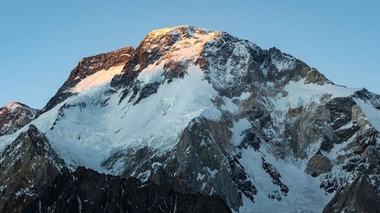 Encuentran restos de montañista estadounidense tras avalancha en Pakistán; otros escaladores permanecen desaparecidos