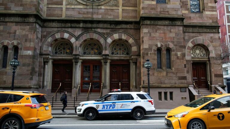 Acusan a un hombre de crímenes de odio tras interrumpir servicios en sinagoga de Nueva York