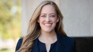 Procuradora Christina Hines Busca Voltear Distrito Clave en Michigan para los Demócratas