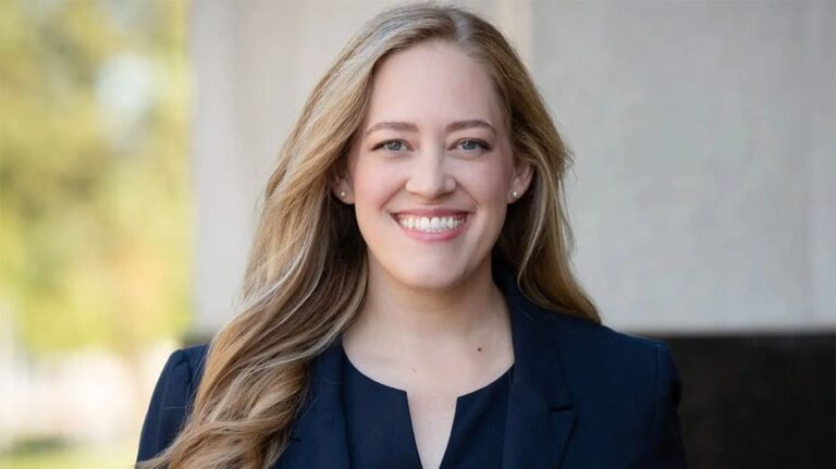 Procuradora Christina Hines Busca Voltear Distrito Clave en Michigan para los Demócratas