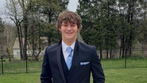 Jugador universitario de béisbol muere tras ser abatido por la policía al intentar entrar a casa equivocada