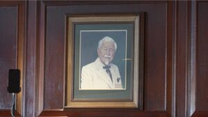 Subastan objetos personales del fundador de KFC en Kentucky por miles de dólares