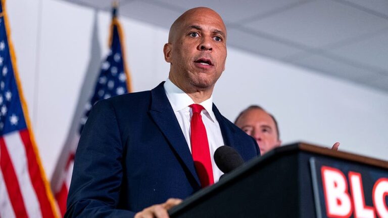 Cory Booker rechaza ley federal de identificación electoral tras error que permitió votar a no ciudadanos en Nueva Jersey