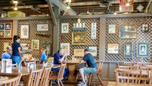 Cracker Barrel regresa a sus raíces y mejora su perspectiva financiera en 2026
