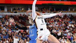 Controversia en la WNBA por la expulsión de DiJonai Carrington tras falta a Sophie Cunningham