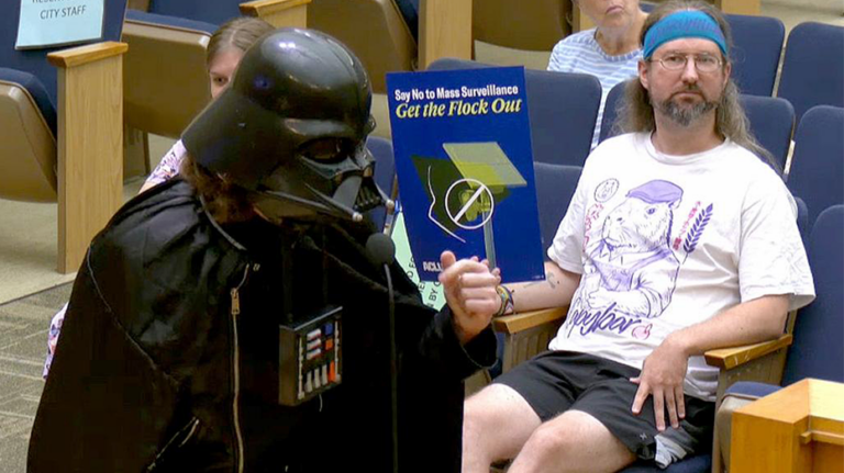 Hombre disfrazado de Darth Vader satiriza uso de cámaras de vigilancia en San Diego