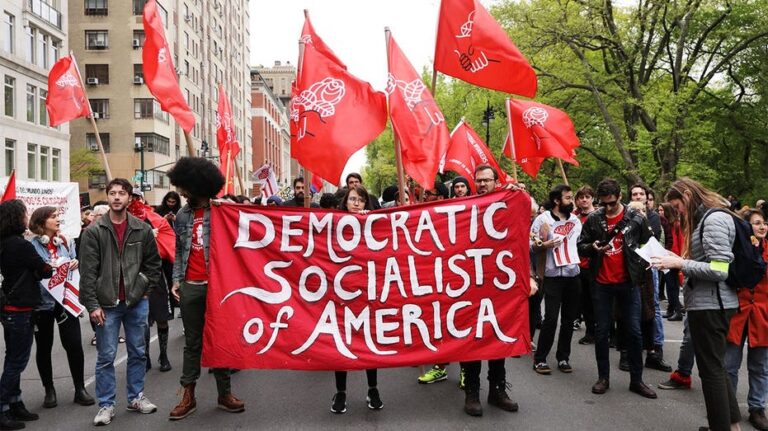 Joe Manchin rechaza apoyar candidatos socialistas y critica sus propuestas radicales