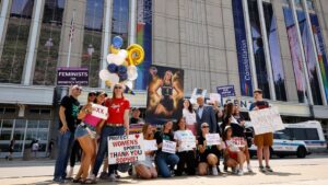 Manifestación en Indiana apoya a Sophie Cunningham y la exclusividad femenina en el deporte