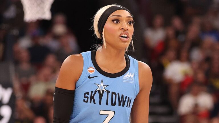 DiJonai Carrington vuelve a jugar en la WNBA tras su expulsión y polémica declaración