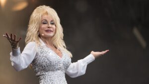 Alcalde de Mississippi se opone a bajar la bandera por muerte de Dolly Parton