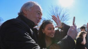 Alexandria Ocasio-Cortez respalda a Ed Markey en primaria demócrata para el Senado en Massachusetts