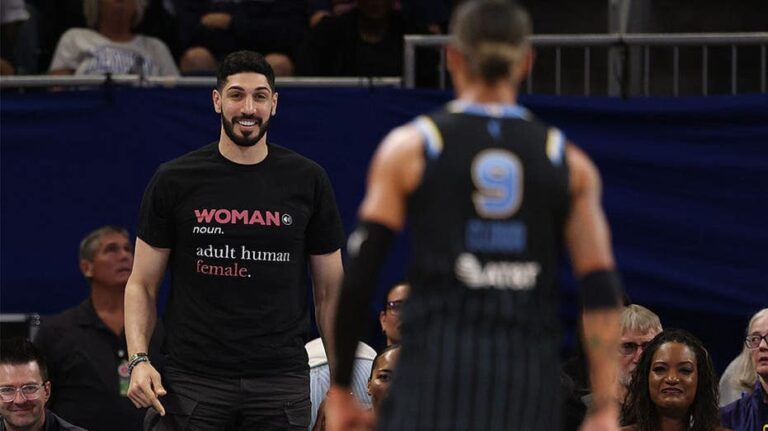 Propietario de Chicago Sky explica expulsión de Enes Kanter Freedom y compara la medida con disparar un arma