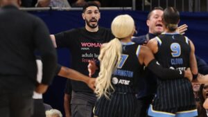Enes Kanter Freedom expulsado durante partido de la WNBA tras enfrentamiento verbal con Natasha Cloud