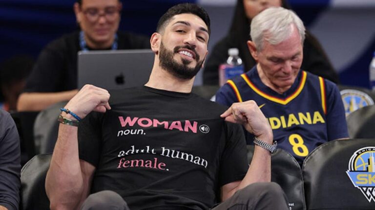 Enes Kanter Freedom enfrentó una audiencia hostil al asistir a partido de la WNBA en Chicago
