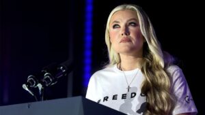 Erika Kirk impulsa a estudiantes conservadores a mantener el activismo tras asesinato de Charlie Kirk