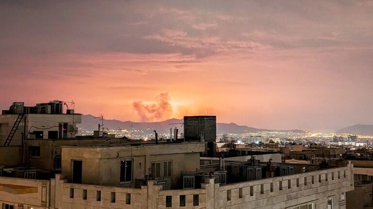 Estados Unidos intensifica sanciones económicas contra Irán para presionar su programa nuclear