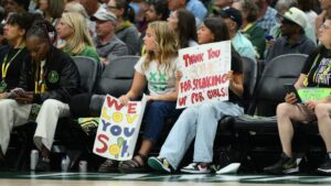 Dueña del Seattle Storm suspendida tras polémico incidente con fanáticas de Sophie Cunningham