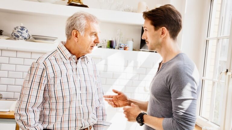 Expertos explican cómo padres pueden intentar reconciliarse con hijos adultos distanciados