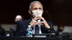 Revelan diarios privados que Fauci recomendó cierres durante la pandemia pese a negarlo públicamente