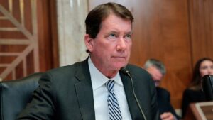 Senador republicano propone ley para prohibir vivienda federal a inmigrantes indocumentados