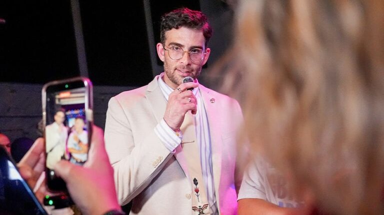 Hasan Piker reafirma polémica declaración comparando a Hamas y al Estado de Israel
