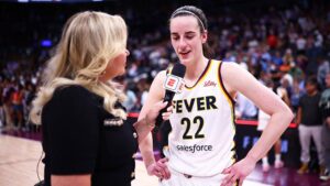 La emoción de Holly Rowe ante récord de asistencia en partido de la WNBA en Canadá