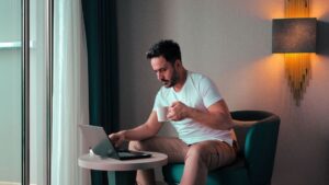 Hackers manipulan Wi-Fi de hoteles para robar credenciales de Microsoft 365