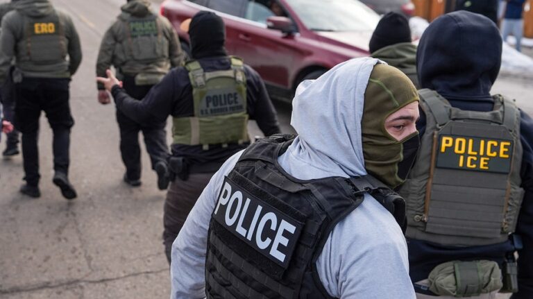 Jueza federal bloquea en Nueva York prohibición de uso de mascarillas para agentes federales de inmigración